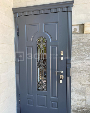 Дверь с ковкой и панелью 16мм окрас снаружи по RAL шпонированная в эмали - фото