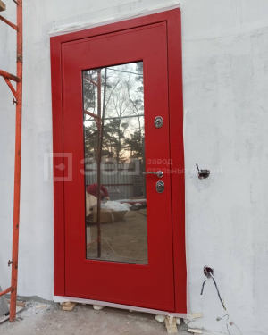 Красная дверь с зеркальным остеклением и отделкой термонапылением - фото