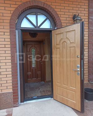 Входная арочная дверь с остеклённой фрамугой - фото